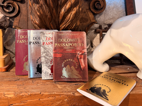Passaporto delle Dolomiti originale Light Hunter Passaporto delle Dolomiti originale Light Hunter fotografato in varie copertine.