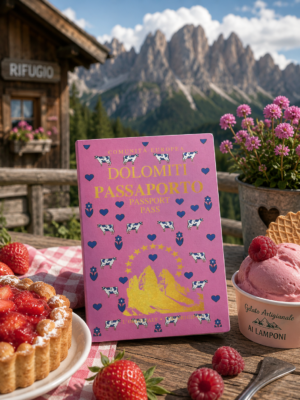 Passaporto delle Dolomiti originale Light Hunter fotografato con dolci tipici torta ai frutti di bosco.